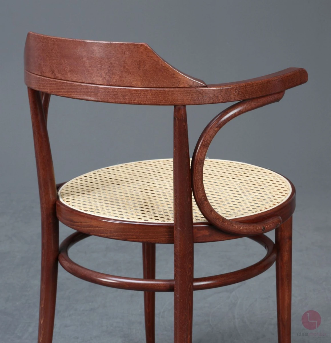 Thonet 233 Bugholz Stuhl in Mahagoni Braun mit neuem Geflecht gebraucht
