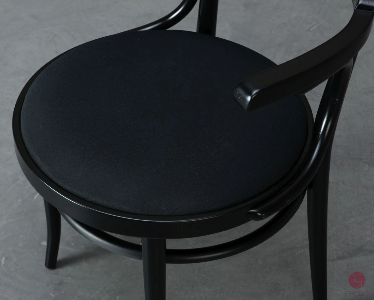 Thonet 233 P Bugholzstuhl in Schwarz mit Stoff Polster aufbereitet - gebraucht