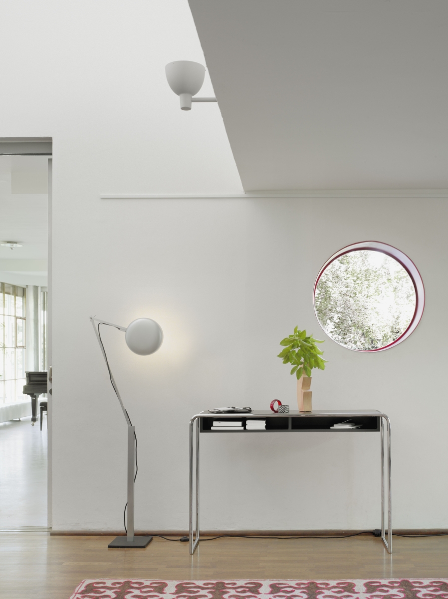 Preview: Thonet B 108 Konsolentisch mit zwei Fächern schwar Interierurbild in einem Flur neben einer Lampe