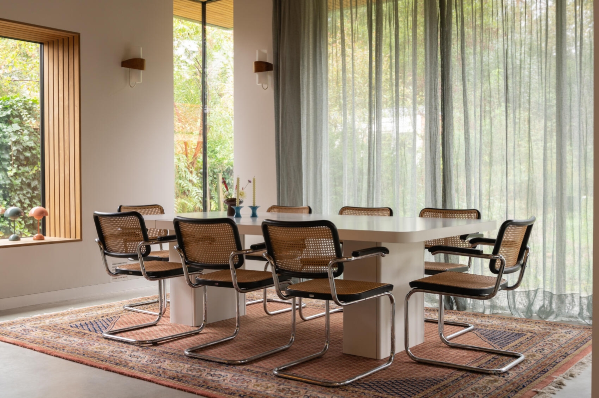 Preview: Thonet S64 V Freischwinger mit schwarzem Gestell inkl. Filzgleiter Preview: Schwarze Thonet S64 Stühle um einen Tisch platziert - 6 für 5 Aktion