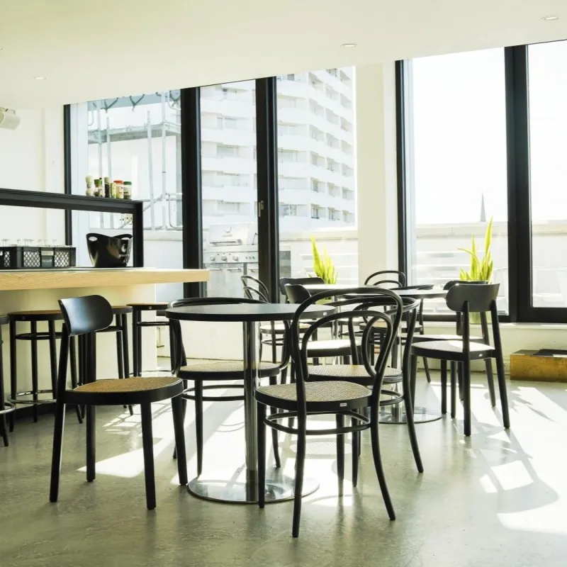 Thonet S 1123 runder Tisch Interieurbild
