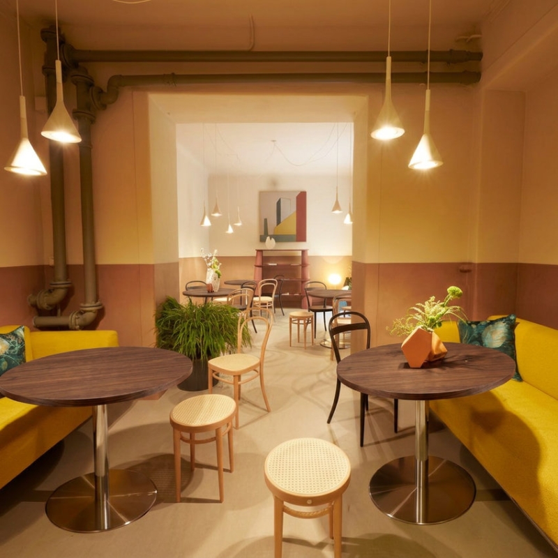 Preview: Thonet S1123 Runder Tisch mit Platte aus Nussbaum und verchromten Gestell Interieurbild