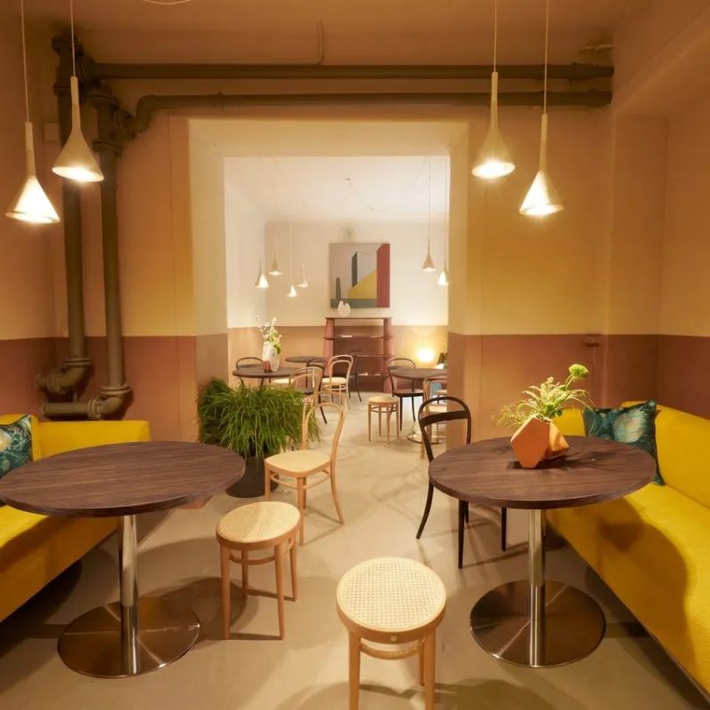 Thonet S1123 Runder Tisch mit Platte aus Nussbaum und verchromten Gestell Interieurbild