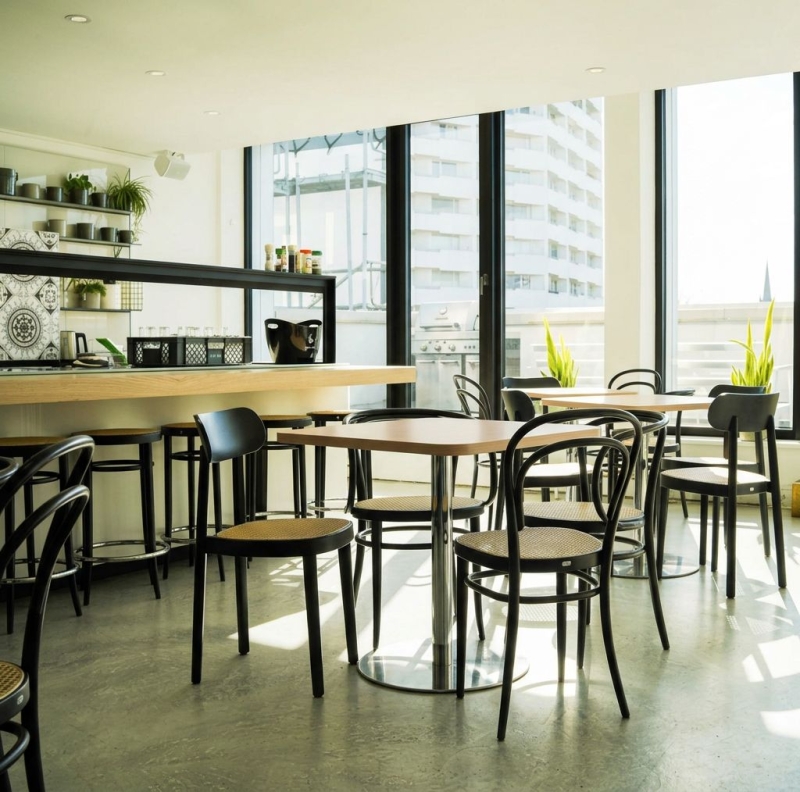 Preview: Thonet S1123 eckiger Tisch Interieurbild