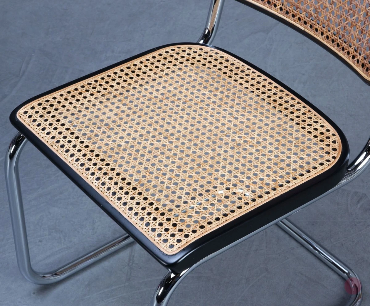 Thonet S32 Freischwinger in Schwarz mit Wiener Geflecht