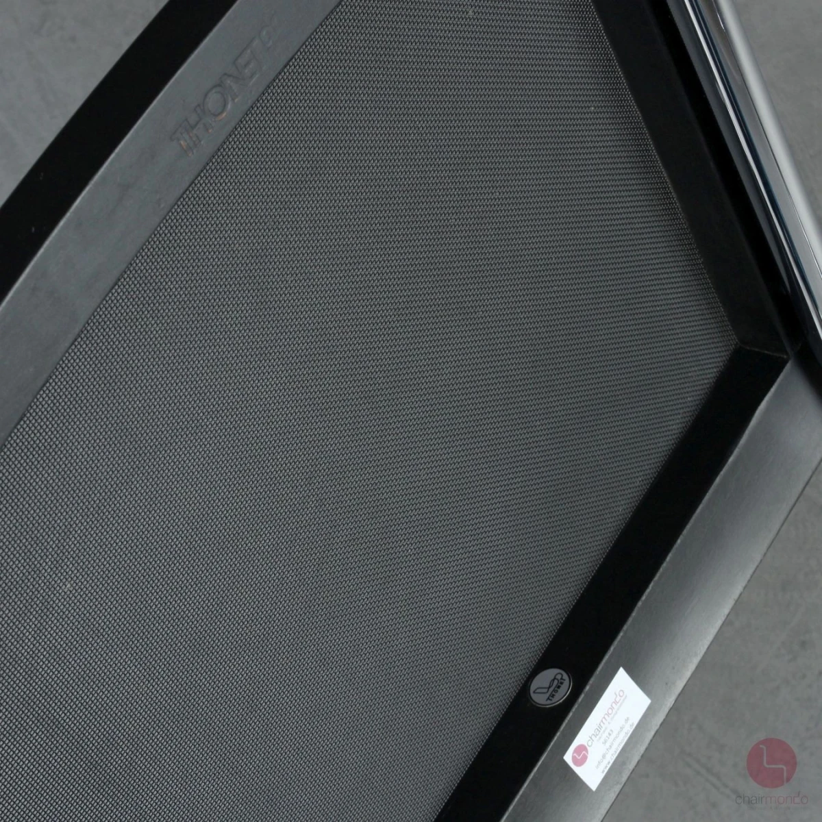 Thonet S32 N Freischwinger in Schwarz mit Netzgewebe