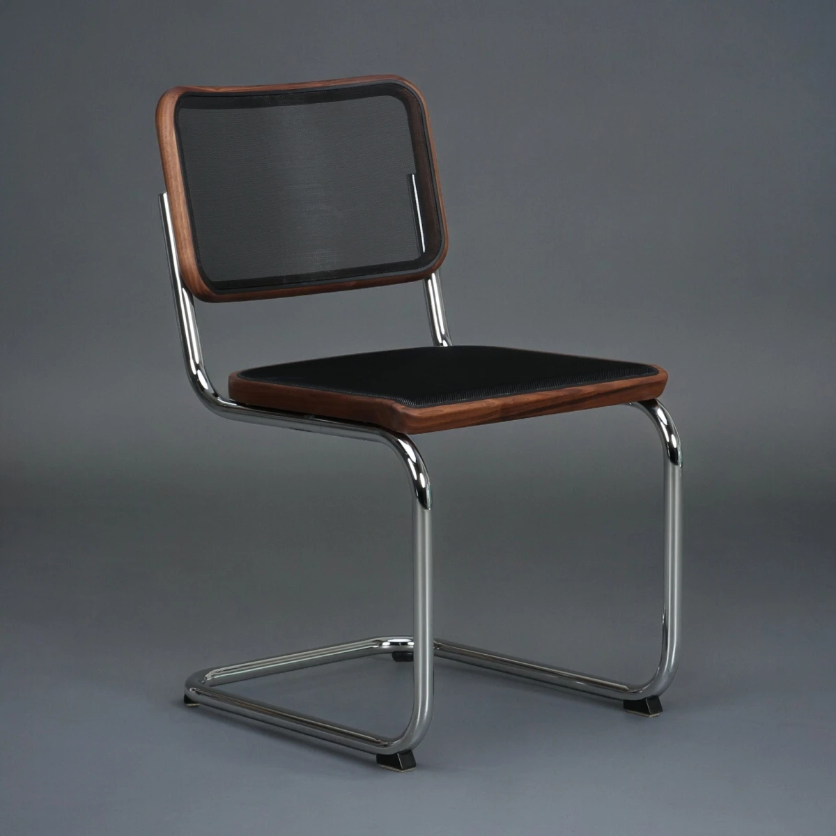 Thonet S32 N Pure Materials Nussbaum Freischwinger mit Netzgewebe