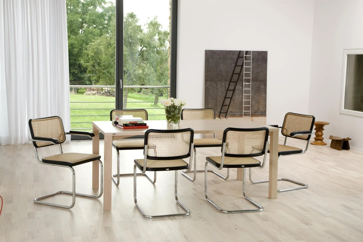 Thonet S32 und S64 Sitzguppe am Tisch
