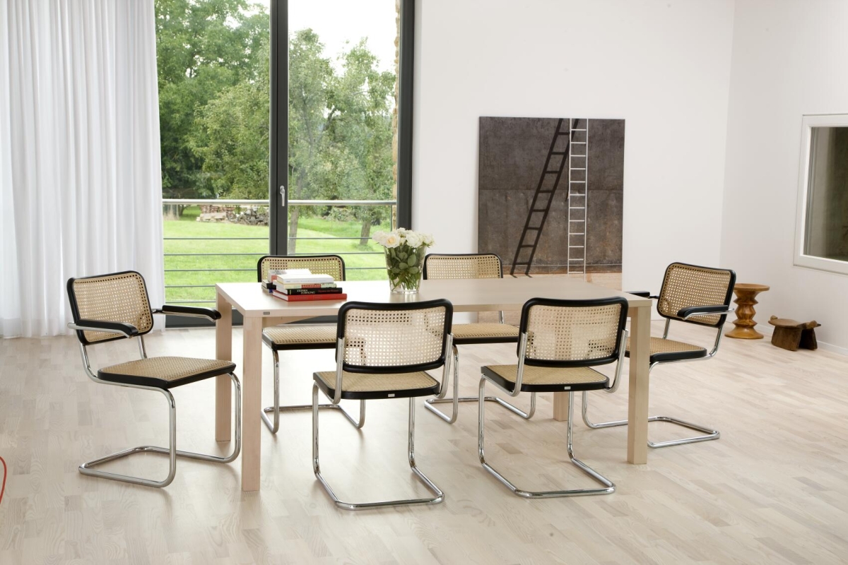 Preview: Thonet S32 Stühle um einen Tisch platziert - 6 für 5 Aktion