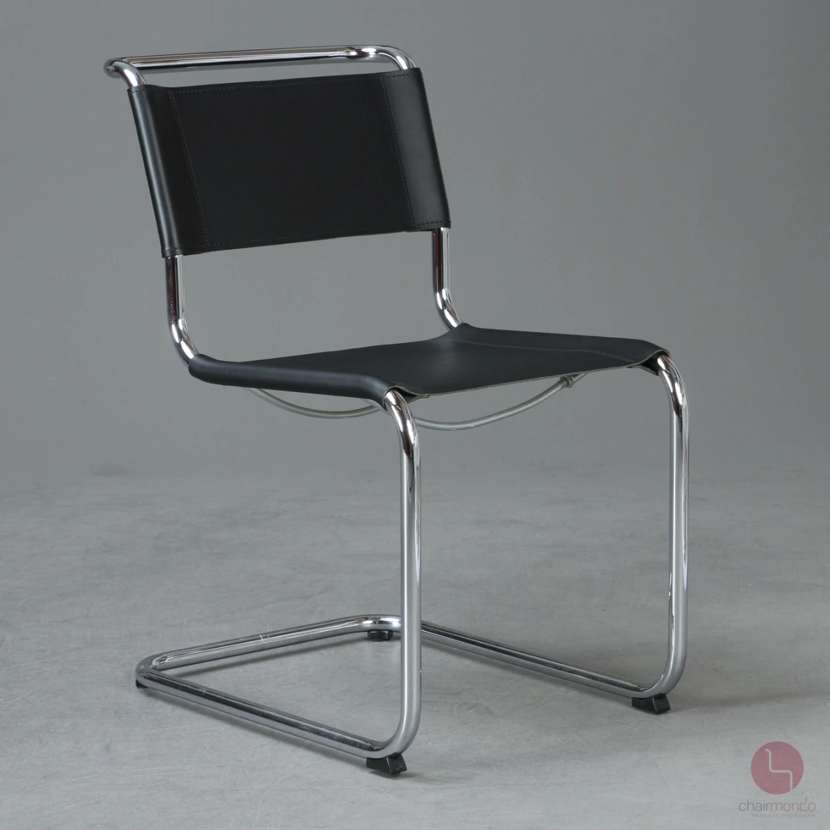 Thonet S33 Freischwinger mit erneuertem schwarzen Leder Frontansicht