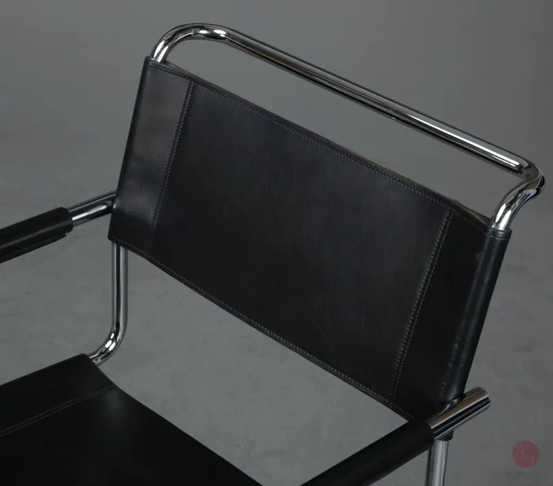 Thonet S34 Freischwinger mit schwarzem Leder gebraucht