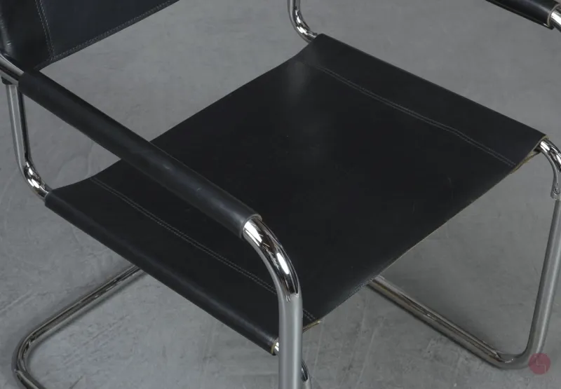 Thonet S34 Freischwinger mit schwarzem Leder gebraucht