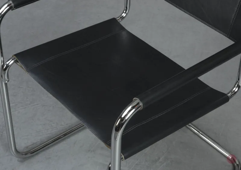Thonet S34 Freischwinger mit schwarzem Leder gebraucht