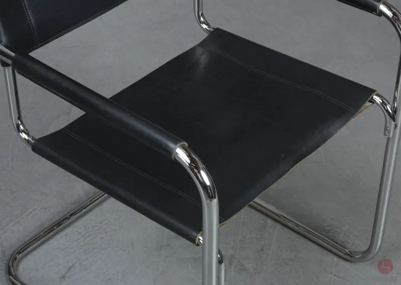Thonet S34 Freischwinger mit schwarzem Leder gebraucht