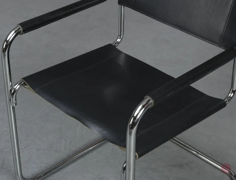 Thonet S34 Freischwinger mit schwarzem Leder gebraucht