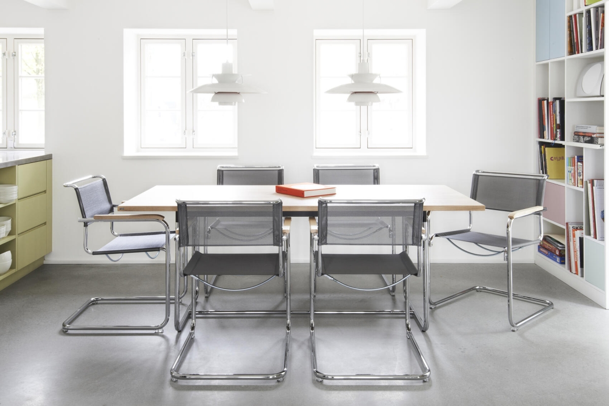 Preview: Thonet S34 V Freischwinger mit Stoff und Armlehnen Preview: Thonet S34 N Freischwinger Netzgewebe Silber Interior