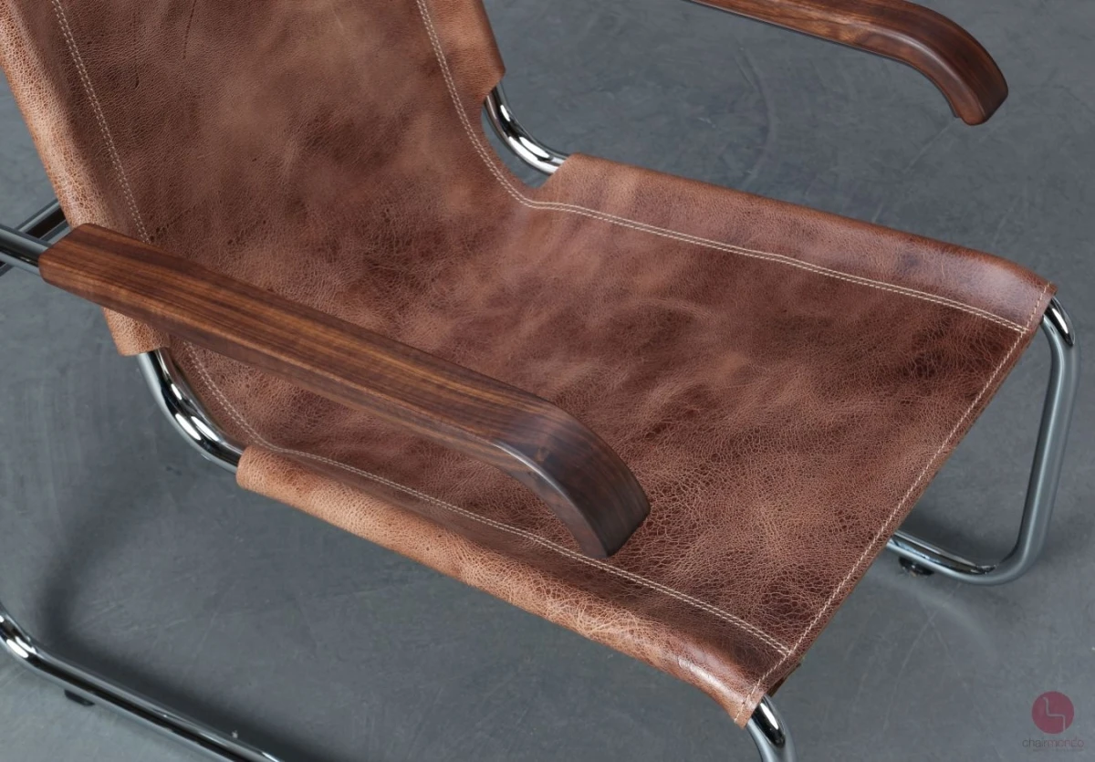 Thonet S35 mit Büffelleder und Nussbaum Armlehnen