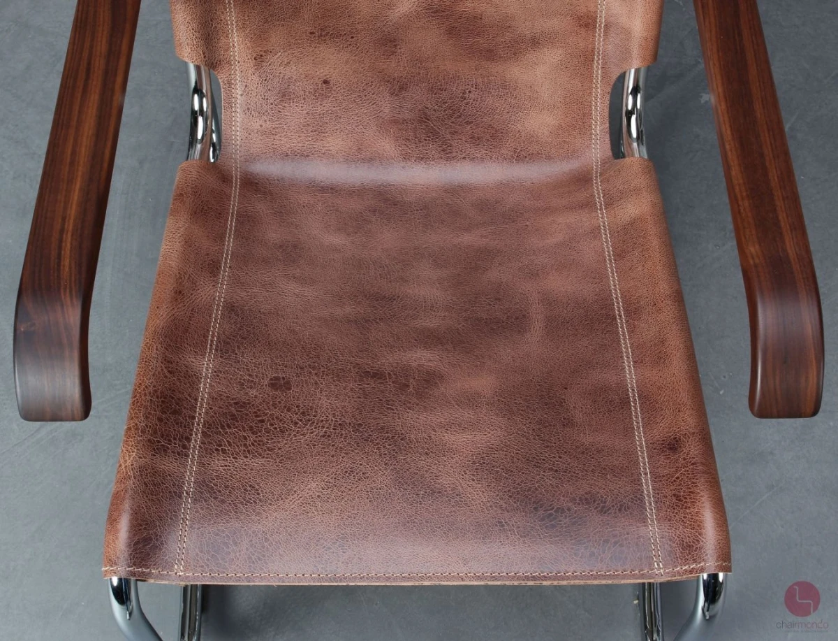Thonet S35 mit Büffelleder und Nussbaum Armlehnen