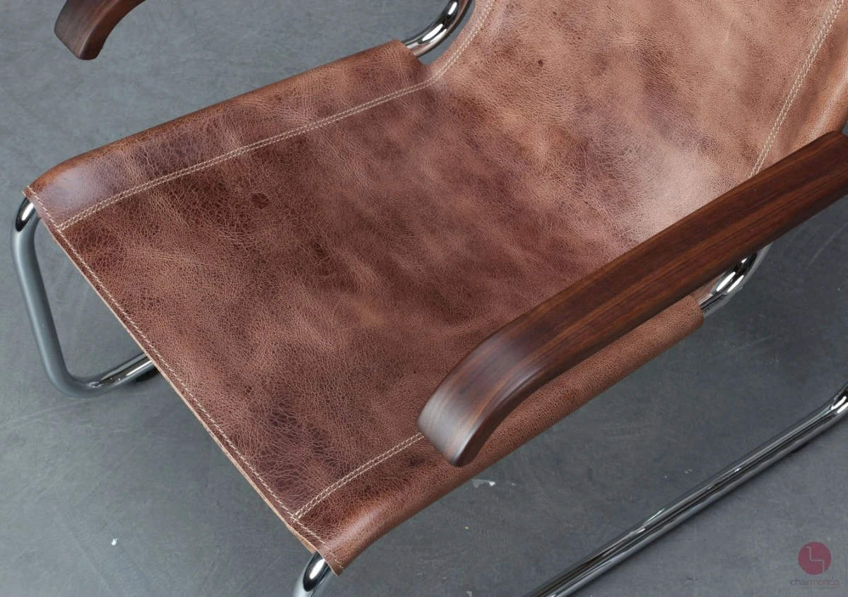 Thonet S35 mit Büffelleder und Nussbaum Armlehnen