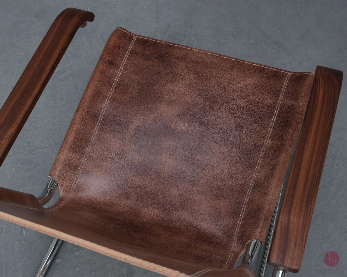 Thonet S35 mit Büffelleder und Nussbaum Armlehnen
