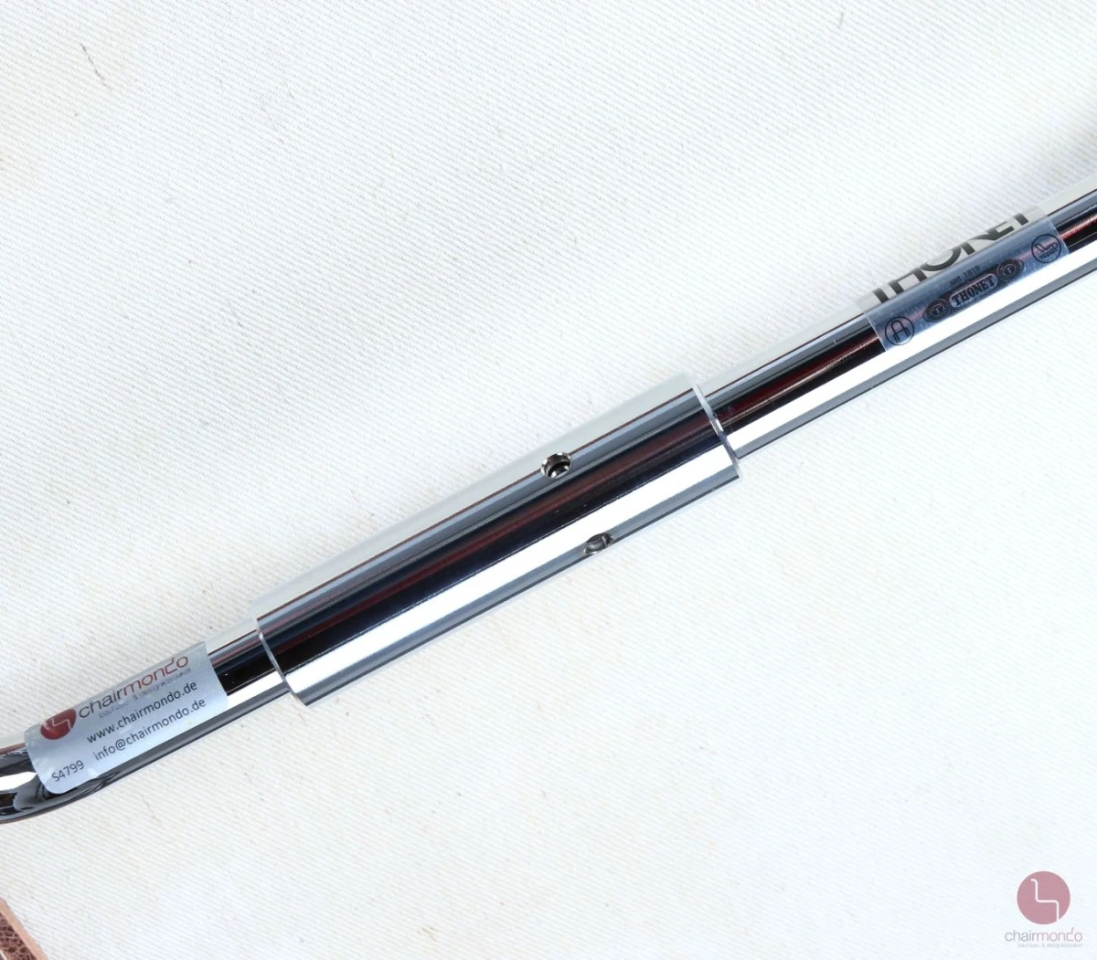 Thonet S35 mit Büffelleder und Nussbaum Armlehnen