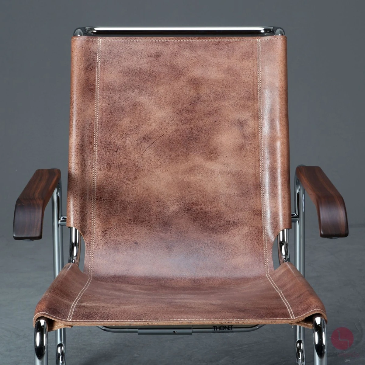 Thonet S35 mit Büffelleder und Nussbaum Armlehnen