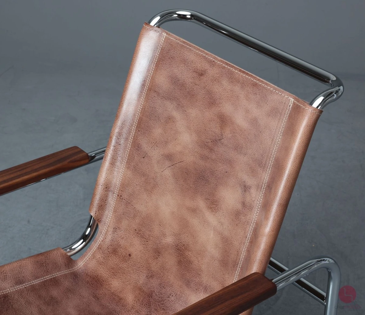 Thonet S35 mit Büffelleder und Nussbaum Armlehnen