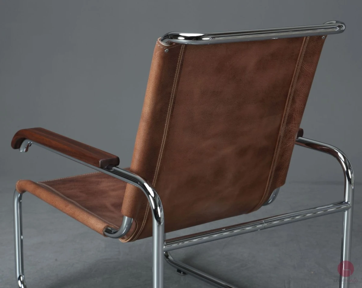Thonet S35 mit Büffelleder und Nussbaum Armlehnen