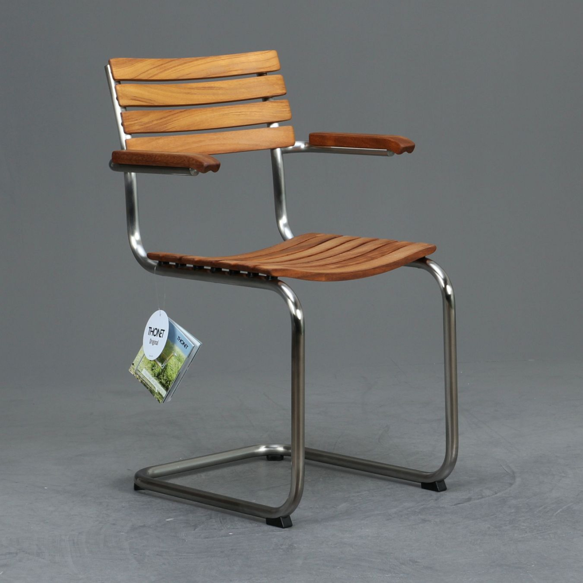 Thonet S40 F Outdoor Freischwinger mit geölten Iroko-Holzlatten – seitliche Ansicht