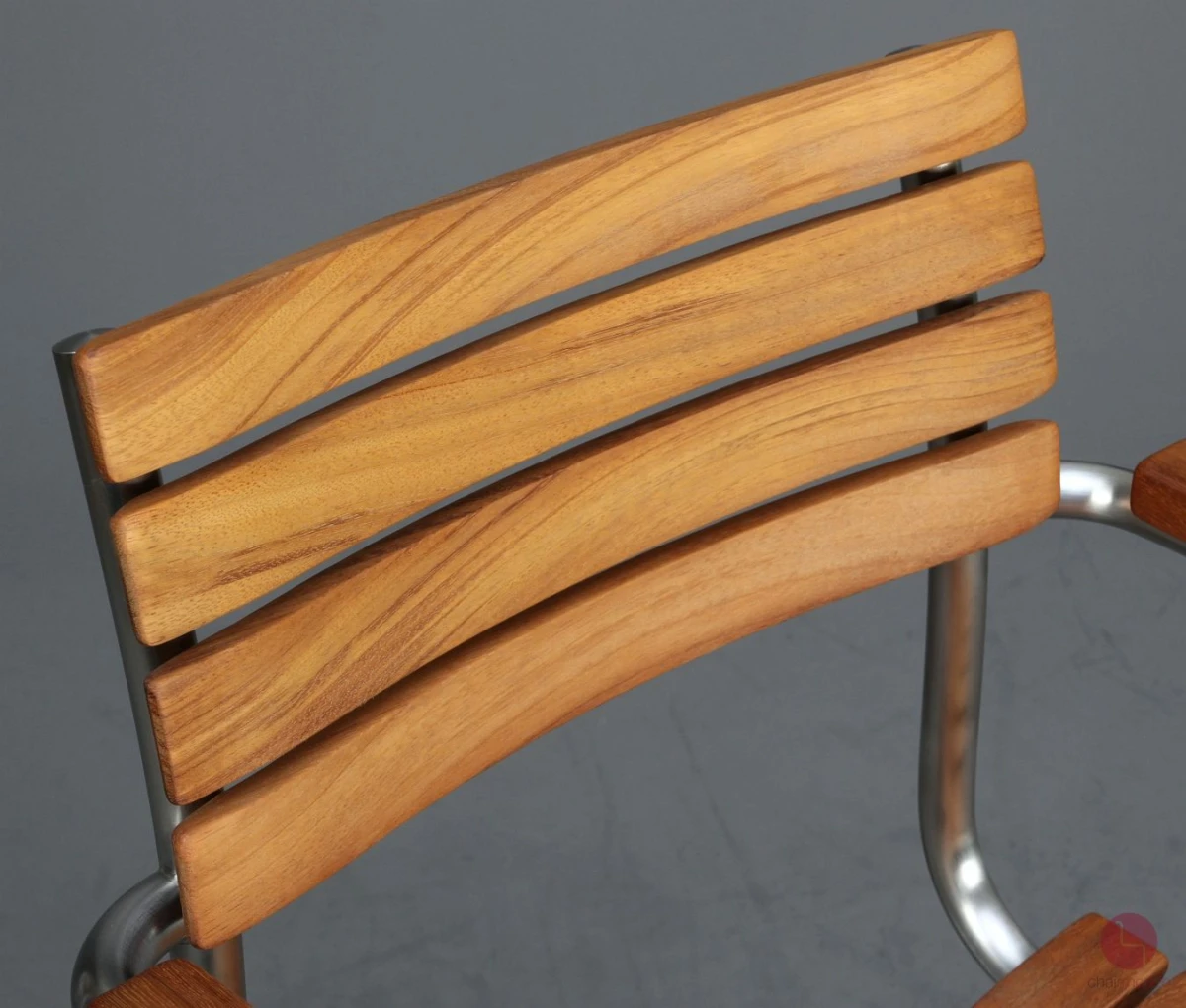 Thonet S40 F Outdoor Freischwinger mit geölten Iroko-Holzlatten – Detailansicht der Seitenperspektive