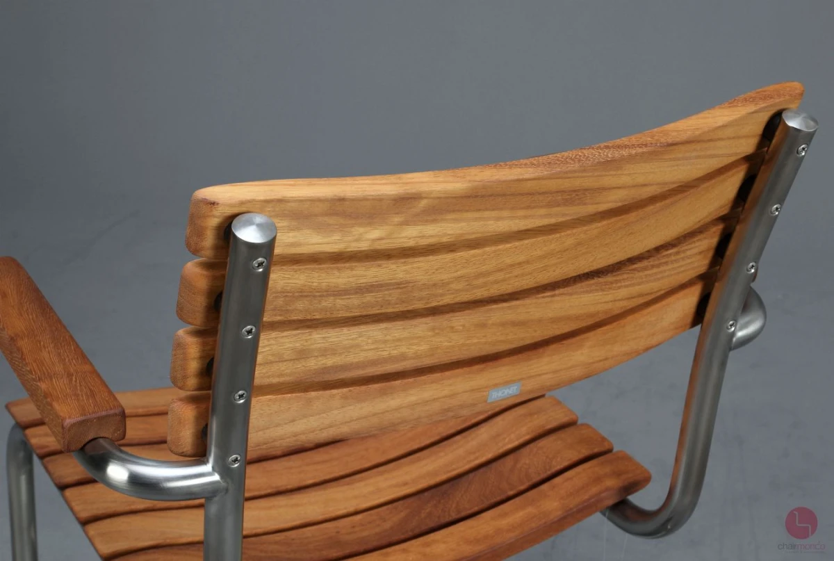 Thonet S40 F Outdoor Freischwinger mit geölten Iroko-Holzlatten – Detailansicht der Rückseite