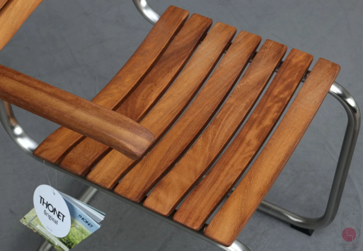 Thonet S40 F Outdoor Freischwinger mit geölten Iroko-Holzlatten – Detailansicht der Sitzfläche