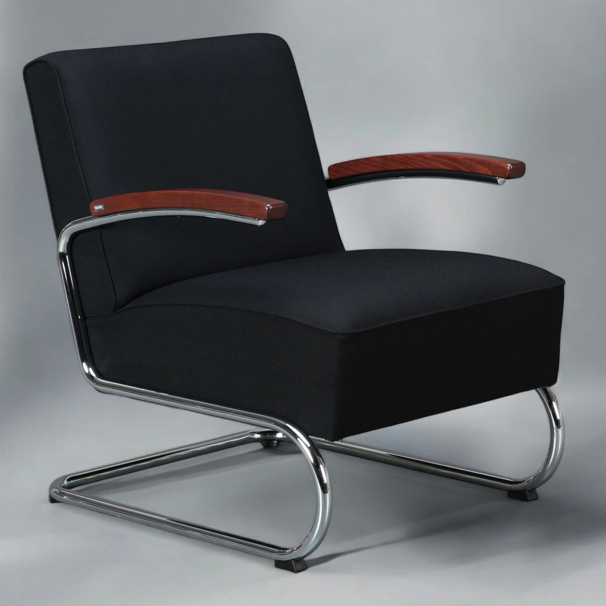 Thonet S411 Sessel mit Stoffbezug Step Schwarz und Mahagoni gebeizte Armlehnen