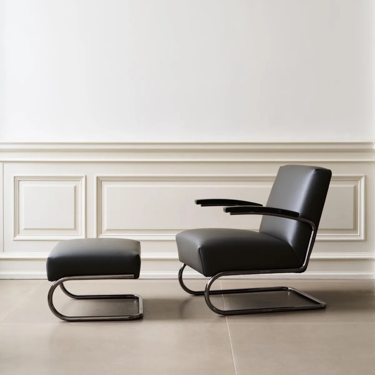 Thonet S411 H Freischwinger Hocker Serious Interieur