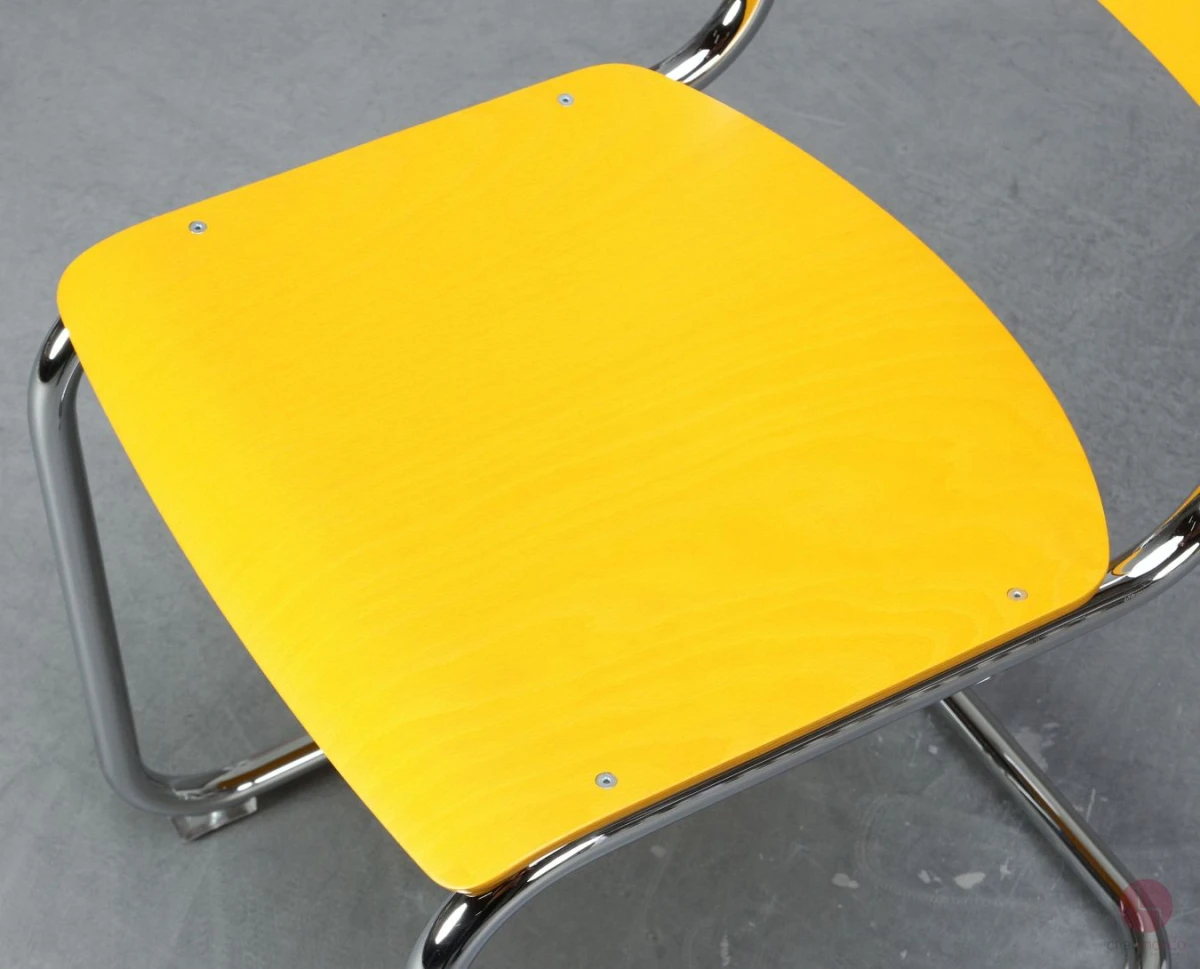 Thonet-S43-Freischwinger-Stuhl-in-Bernsteingelb-Sonderfarbe-bei-chairmondo-Detailansicht-Sitzfläche