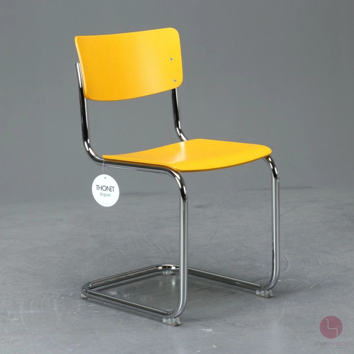 Thonet-S43-Freischwinger-Stuhl-in-Bernsteingelb-Sonderfarbe-bei-chairmondo-Frontansicht