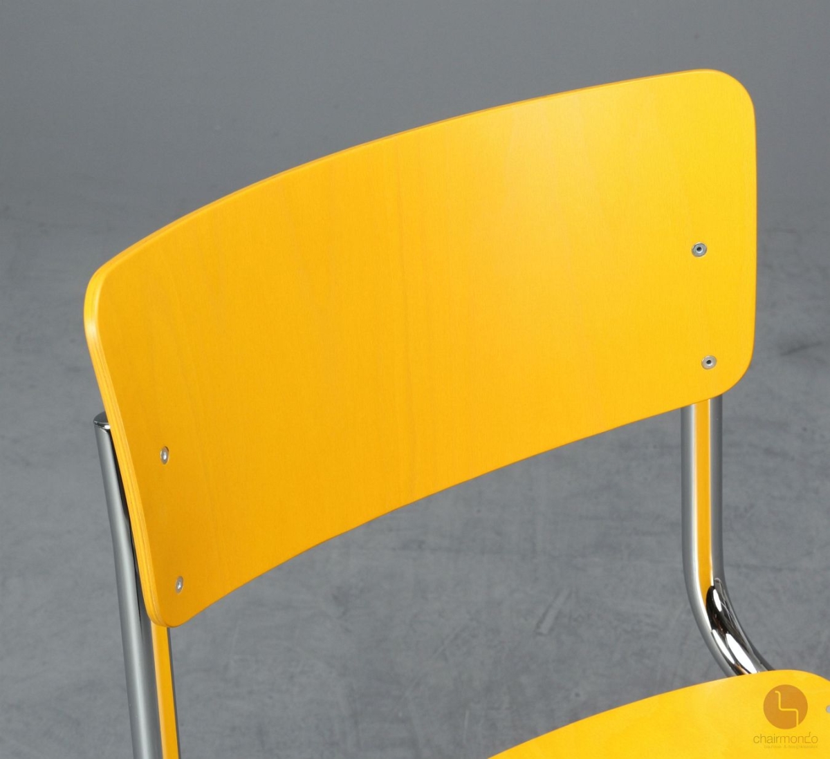 Preview: Thonet-S43-Freischwinger-Stuhl-in-Bernsteingelb-Sonderfarbe-bei-chairmondo-Detailansicht-Rückenlehne-frontal