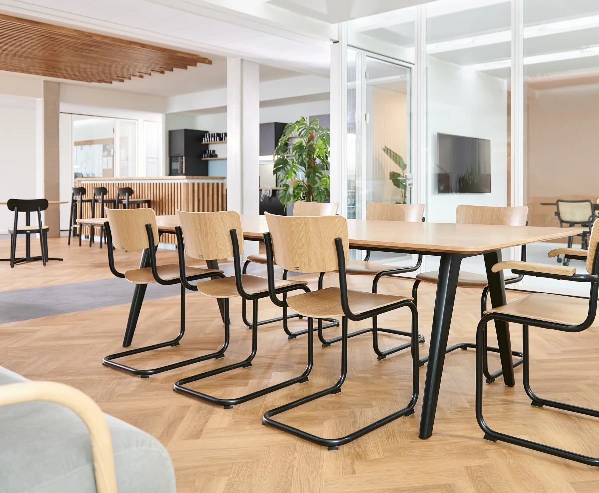 Thonet S43 Sitzfläche Eiche klar lackiert Gestell tiefschwarz beschichtet Interieurbild