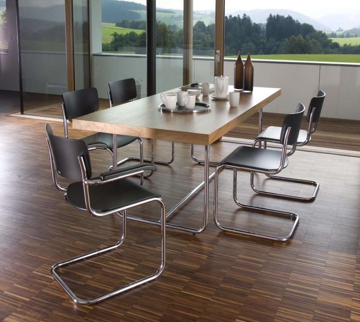 Preview: Thonet S43 Stühle um den Tisch platziert - 6 für 5 Aktion