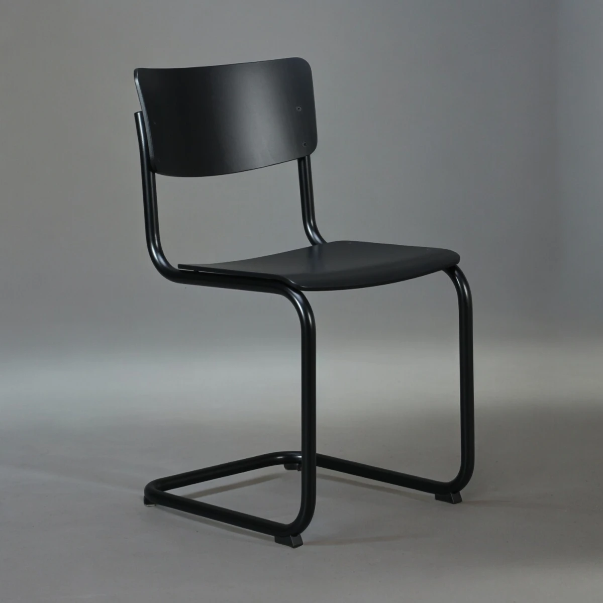 Thonet S43 Stuhl mit schwarzem Gestell - 6 für 5 Aktion