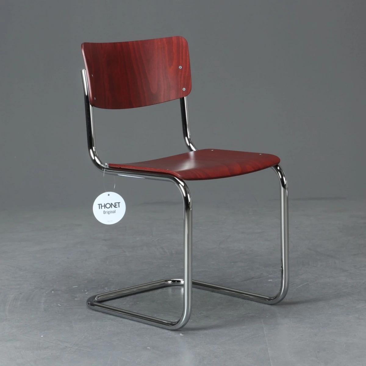 Thonet-S43-Freischwinger-Stuhl-in-Rubinrot-Sonderfarbe-bei-chairmondo-Frontansicht