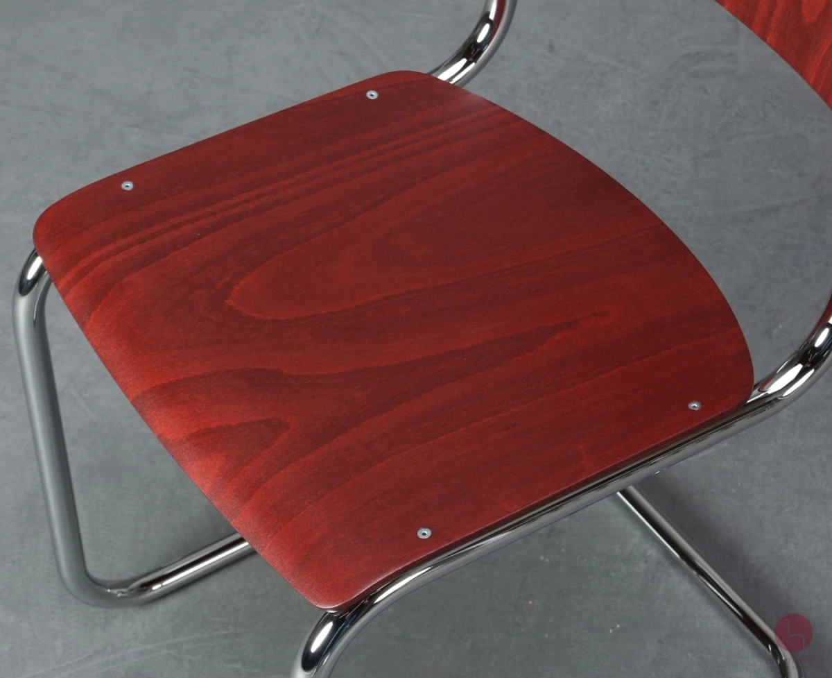 Thonet-S43-Freischwinger-Stuhl-in-Rubinrot-Sonderfarbe-bei-chairmondo-Detailansicht-Sitzfläche