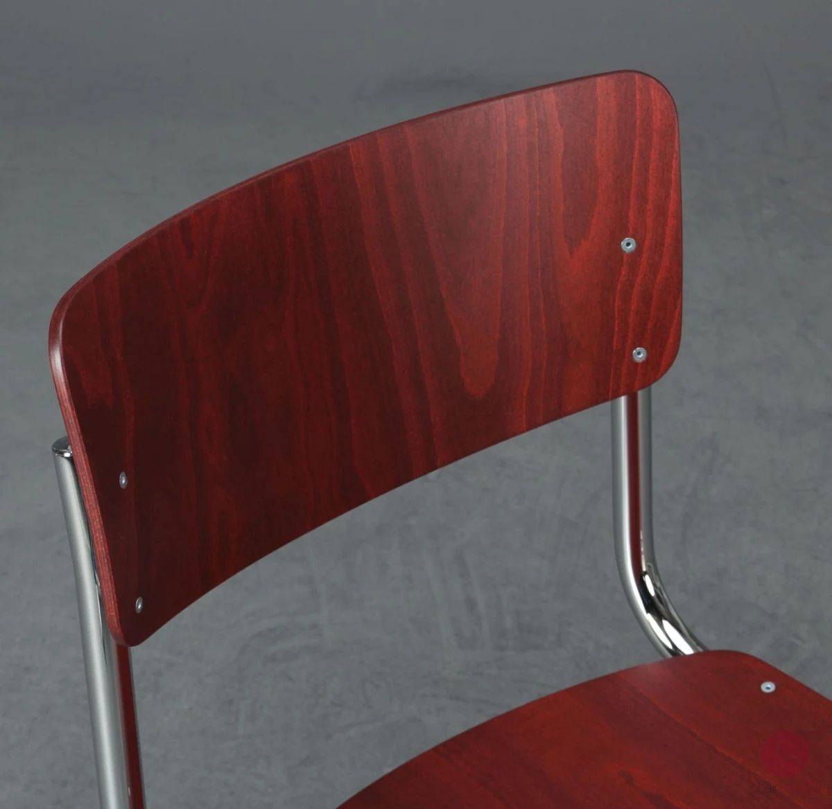 Thonet-S43-Freischwinger-Stuhl-in-Rubinrot-Sonderfarbe-bei-chairmondo-Detailansicht-Rückenlehne-frontal
