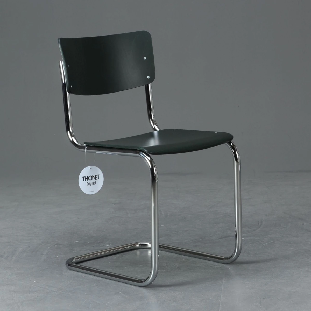 Thonet-S43-Freischwinger-Stuhl-in-Smaragdgrün-Sonderfarbe-bei-chairmondo-Frontansicht