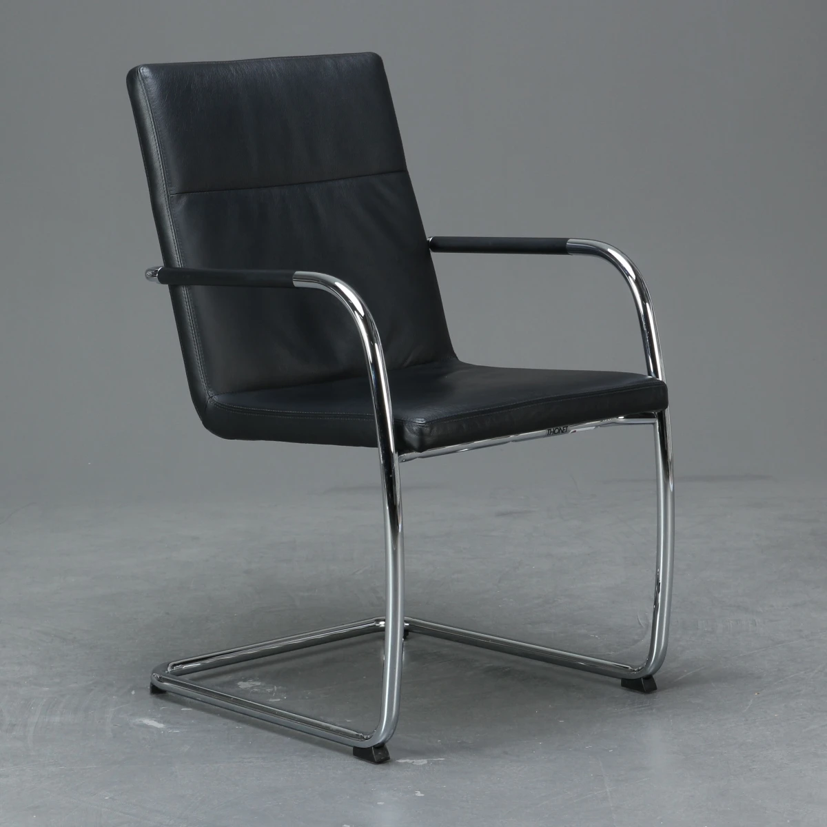 Thonet S61 V Leder Konferenzstuhl Bürostuhl Frontansicht