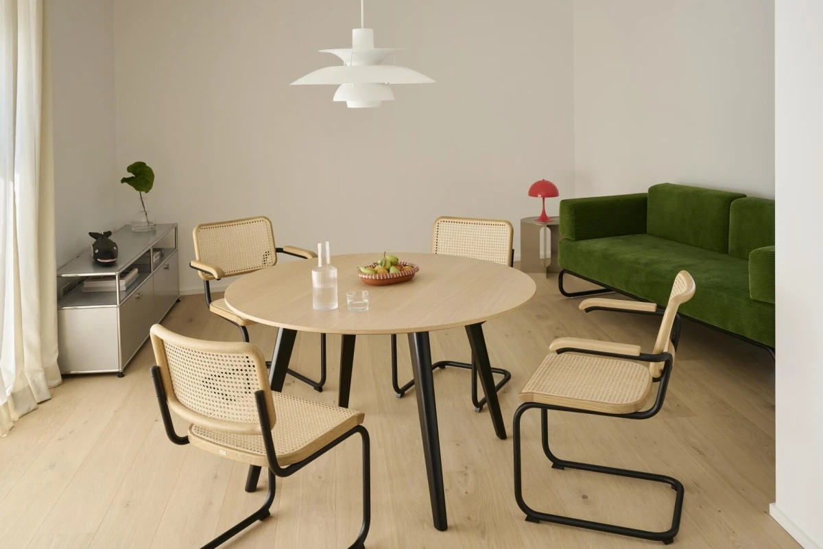 Thonet S64 N Pure Materials Eiche Freischwinger Gestell Schwarz Interieur