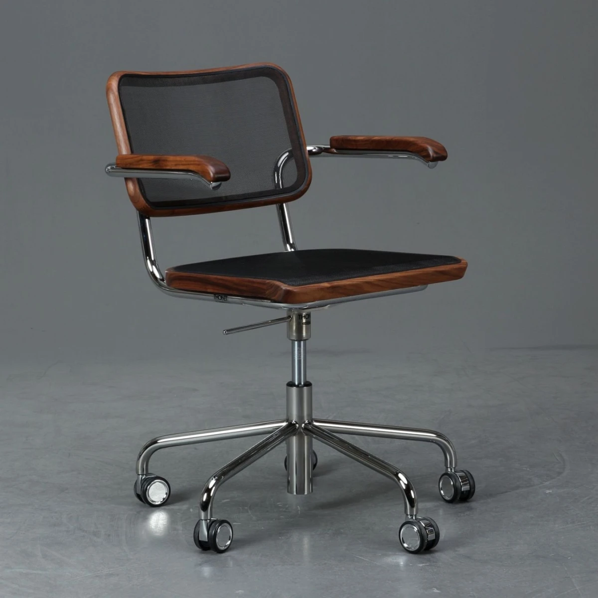 Thonet S64 NDR Pure Materials Nussbaum Drehstuhl Vorderansicht