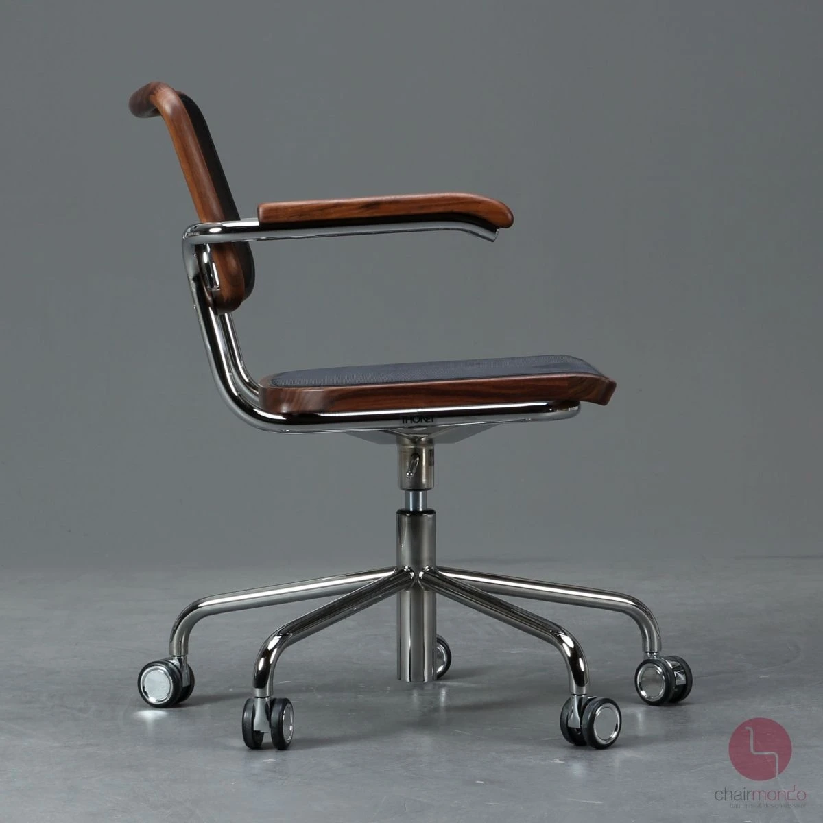 Thonet S64 NDR Pure Materials Nussbaum Drehstuhl Seitenansicht