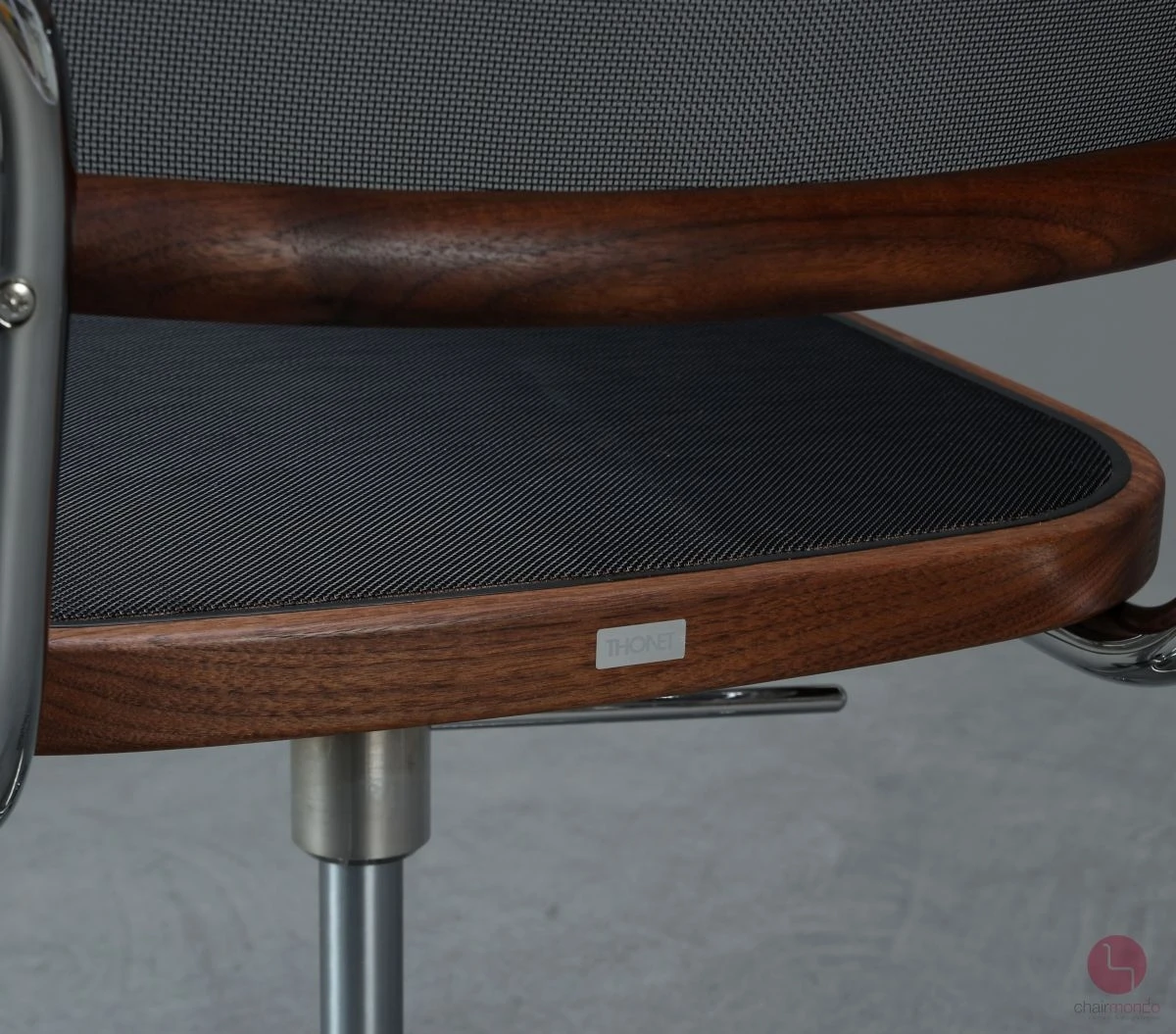 Thonet S64 NDR Pure Materials Nussbaum Drehstuhl Logo Detailansicht