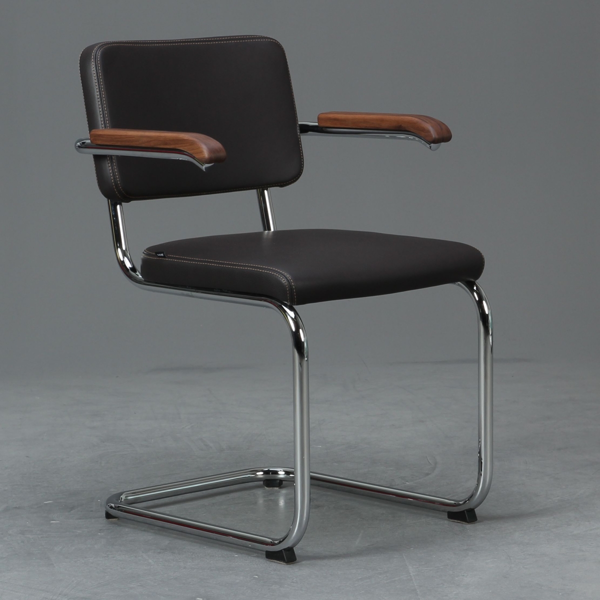 Preview: Thonet S64 PV Pure Materials Freischwinger Nappaleder oder Nubukleder Preview: Thonet-S64-PV-Nappaleder-Dunkelbraun-Nussbaum-Armlehnen